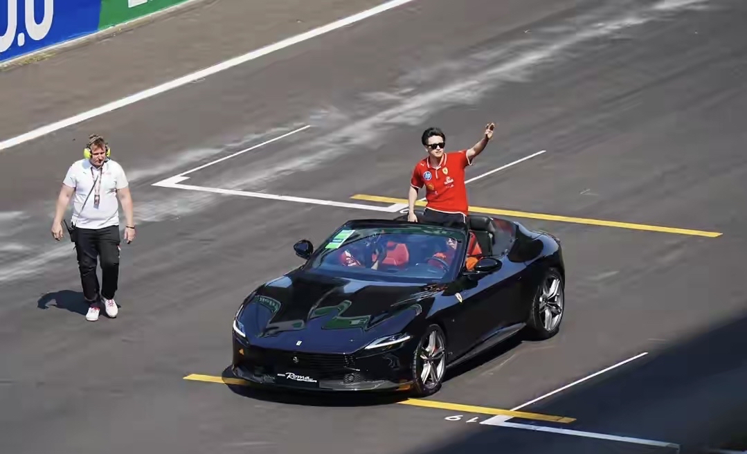 梅赛德斯鏖战法拉利，周冠宇关键制胜